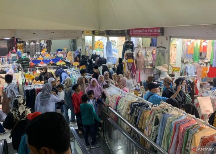 Jelang Ramadhan, Pasar Tanah Abang Dipadati Pembeli