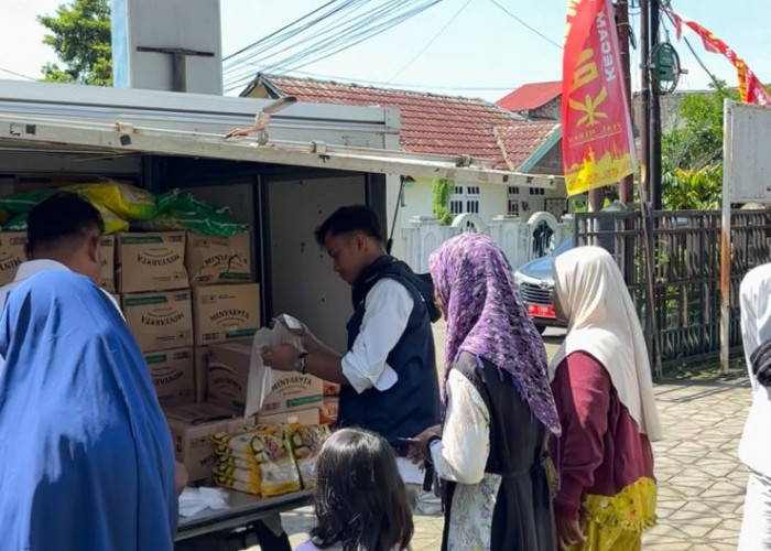Bulog Jambi Gelar Operasi Pasar Jelang Idul Adha di Kecamatan Paal Merah, 1.200 Liter Minyakita Diserbu Warga