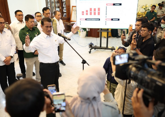 Buntut Skenario Oplos Beras SPHP, Mentan Amran Sapu Bersih dan Copot Pejabat Bulog