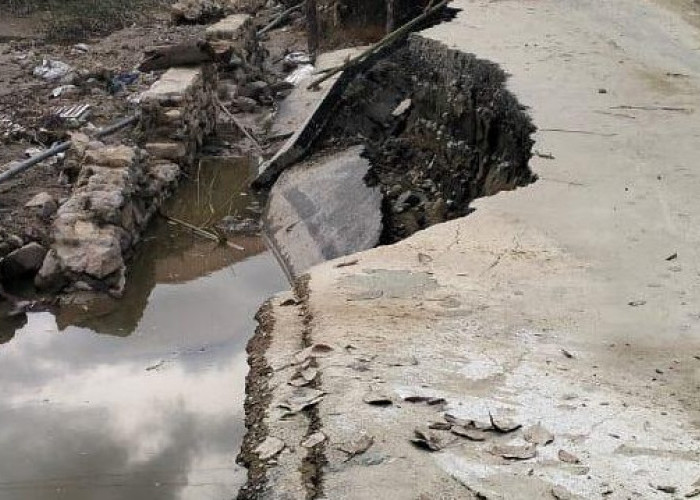 Jalan Penghubung Antar Kecamatan di Kota Sungai Penuh Rusak Parah