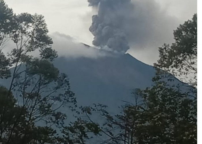 Pagi Ini Gunung Kerinci Erupsi Abu Vulkanik Setinggi 750 M, Pemerintah Gelar Apel Kesiapsiagaan