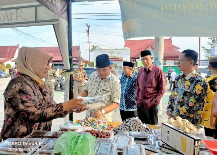Bupati Tanjab Barat Borong Takjil di Pasar Bedug