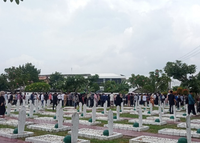 Prof. Asad Dihantarkan Ratusan Orang Menuju Taman Makam Pahlawan