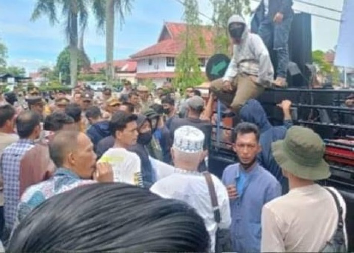  Ratusan Warga Tanah Periuk Demo Minta Datuk Rio Mundur