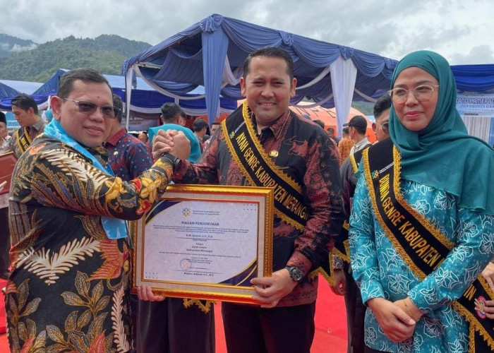 H M Syukur dan Istri, Dikukuhkan Jadi Ayah Bunda Genre Merangin