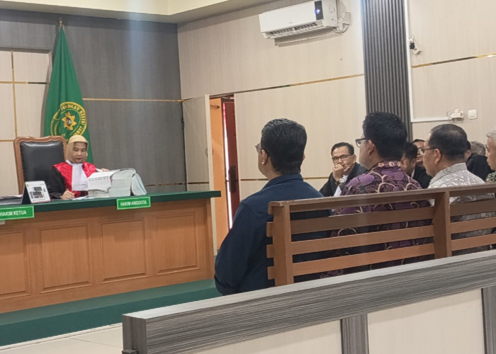 Sidang Korupsi PDAM Tirta Mayang, Mantan Dirut Dwike Bantah Pengadaan Sucolite Lewat Penunjukan