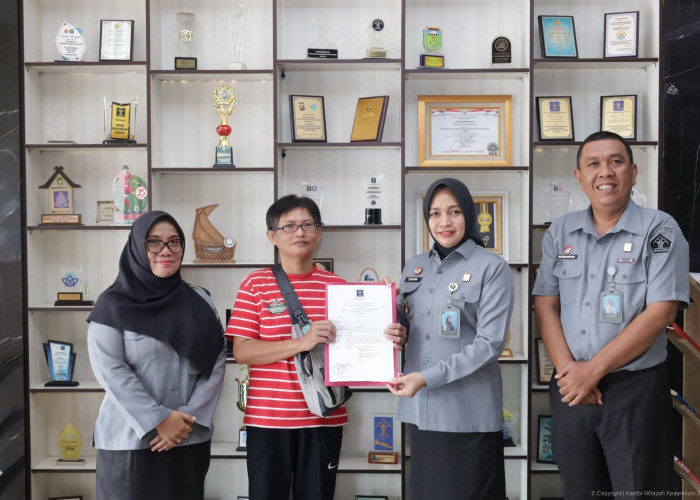 Hadirkan Kepastian Hukum, Kanwil Kemenkum Jambi Serahkan SK Penegasan Status Kewarganegaraan RI