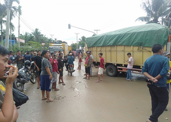 Penanganan Dinilai Lamban, Supir Truk Sawit Lakukan Aksi Tutup Jalan