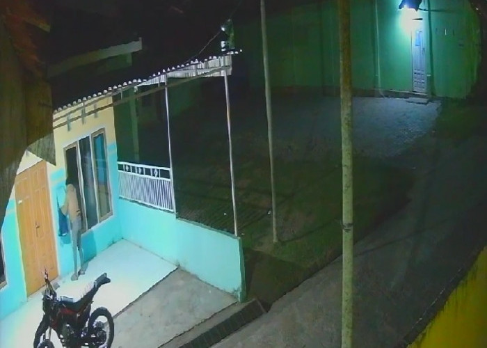 Terekam CCTV, Aksi Pria Bobol Kotak Amal Mushola Nur Ikhlas, Kerugian Ditaksir Jutaan Rupiah