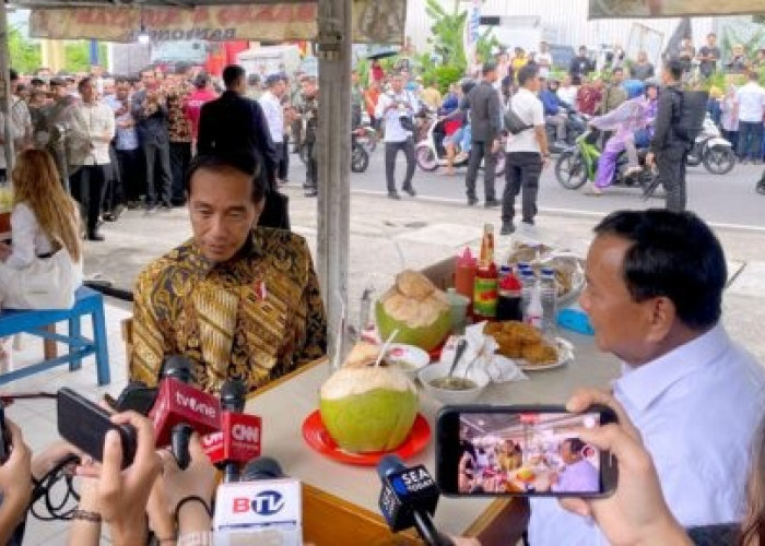 Bersama Menhan Prabowo, Presiden Jokowi Makan Bakso, Minum Air Kelapa di Warung Pingggir Jalan