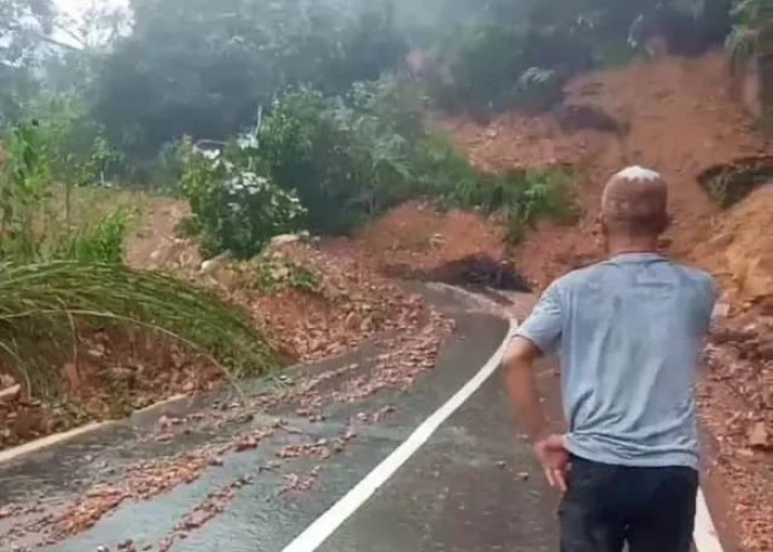 Jalan Menuju Batangasai Longsor, Akses Jalan Lumpuh