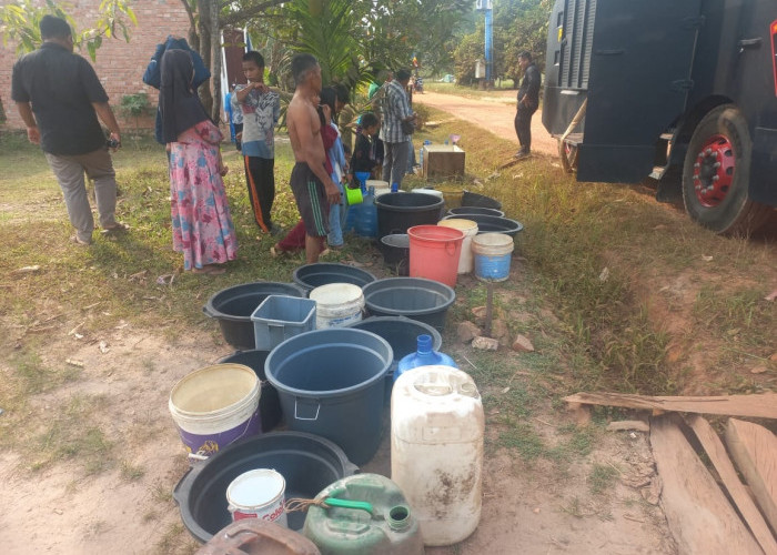 Satbrimob Polda Jambi Salurkan Air Bersih ke Masyarakat Desa Talang Kerinci Sungai Gelam 