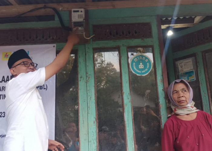 TOP BANGET! 18.071 Rumah Tangga di Jawa Timur Terima Pasang Listrik Gratis