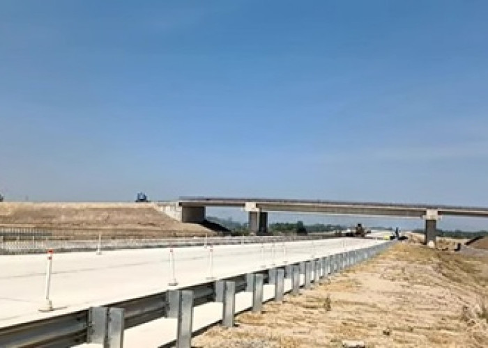 Update Terbaru Jalan Tol Solo-Jogja, SS Kartasura-Klaten Mulai Pemasangan Rangka Batas Jalan