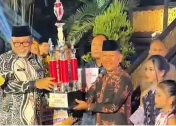 Wabup Merangin Terima Piala Juara Pertama Parade Kapal Hias di Launching Jambi Elok Nian 2026
