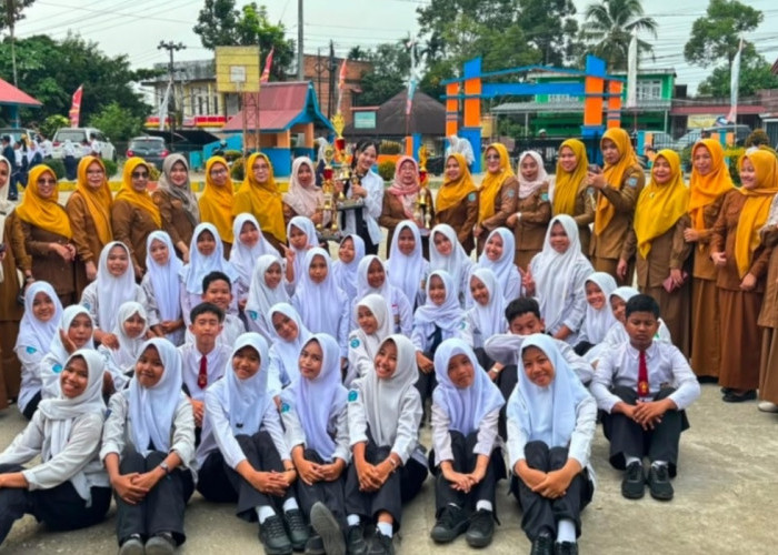Sukses Boyong Tiga Piala, Prestasi SMPN 1 Merangin Dapat Apresiasi Bupati M. Syukur