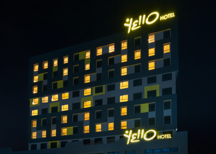Dukung Gerakan Earth Hour, Yello Hotel Jambi Bentuk Logo 60 Plus di Gedung Hotel