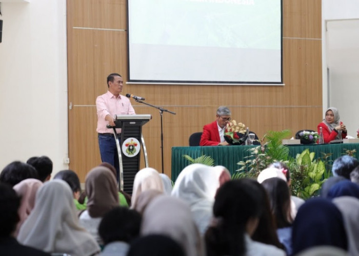 Mentan Amran Telepon Direktur, Minta Cabut Izin Distributor Pupuk Nakal Saat Kuliah Umum di Unhas