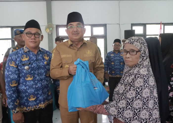 Bupati Anwar Sadat Salurkan Bantuan Sosial di Kecamatan Seberang Kota