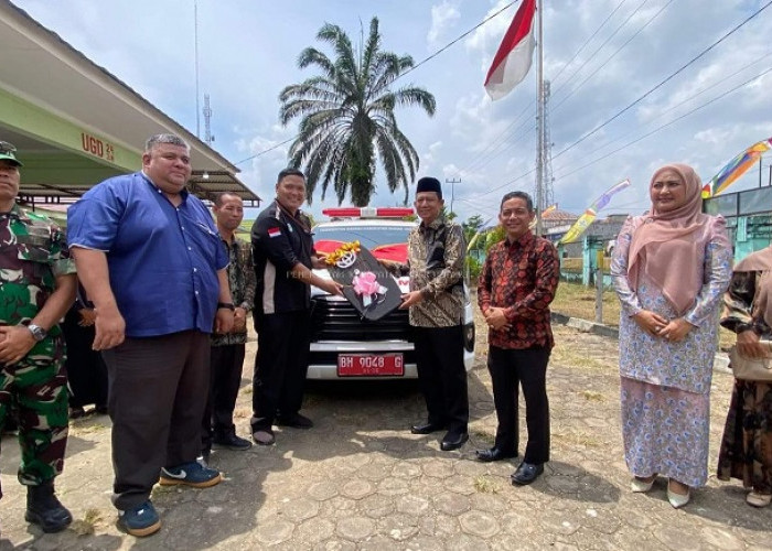 Bupati BBS Menyerahkan Langsung 1 Unit Mobil Ambulance Kepada Puskesmas Tanjung