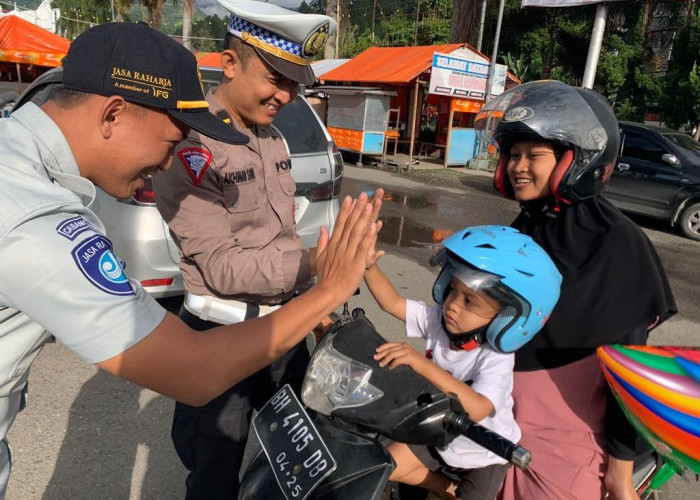 Ajak Warga Kerinci Safety Saat Bermotor, Jasa Raharja Beri Helm Gratis