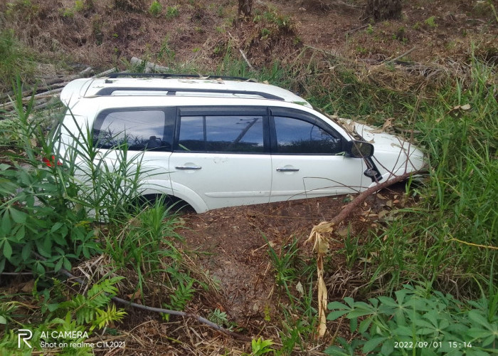 Mobil Berisikan Jamaah Umroh di Tanjabtim Masuk ke Parit