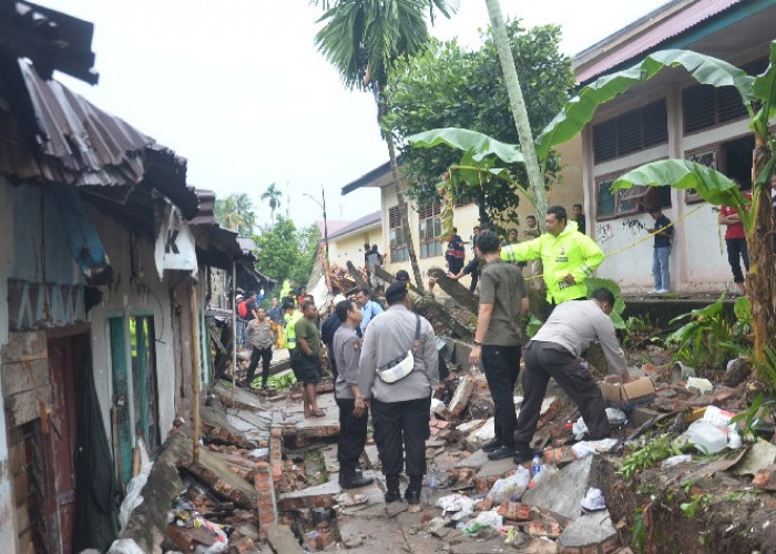 Sebelum Roboh , Ketua RT Telah Minta Kepsek Renovasi Tembok Pembatas SMKN 1 Kota Jambi 