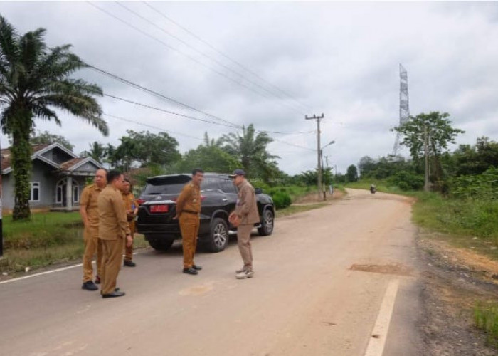 Pj Bupati Cek Kualitas Ruas Jalan yang Baru Dibangun