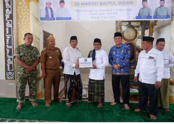 Peletakan Batu Pertama Madrasah di Betara, Bupati Tanjabbar Dorong Kolaborasi Wujudkan Pendidikan Berkualitas