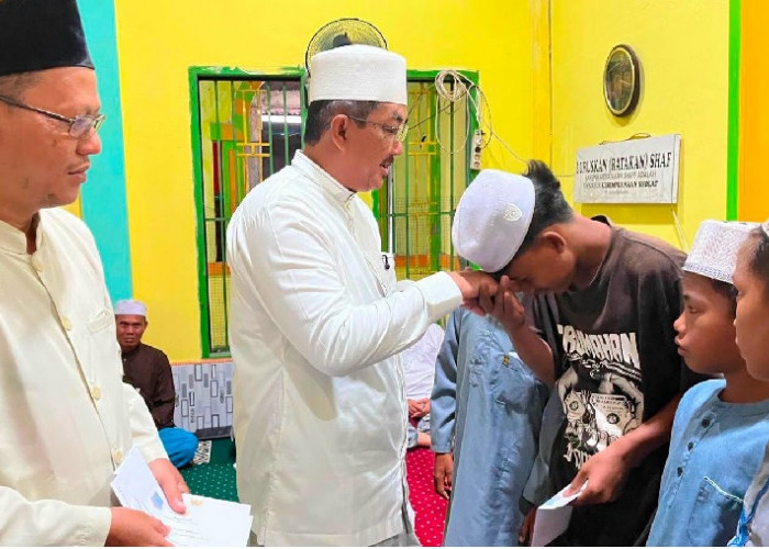 Bupati Anwar Sadat Serahkan Bantuan ZIS Rp10 Juta Saat Safari Subuh di Masjid Al Hidayah
