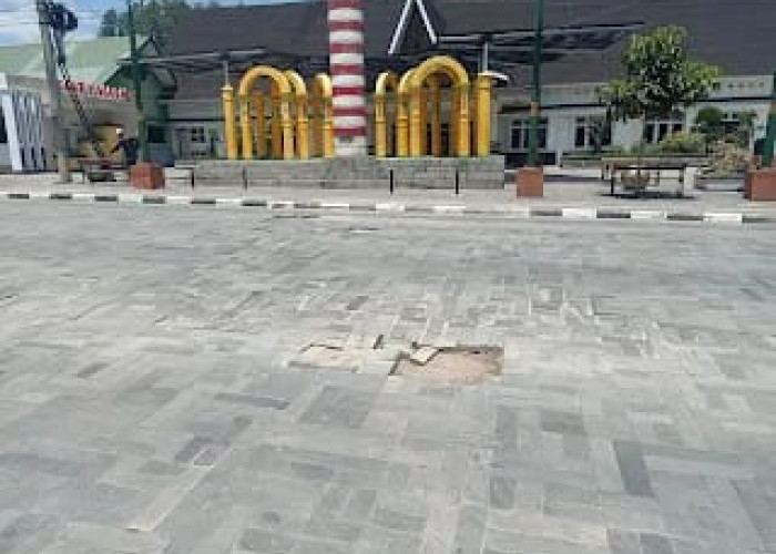 Jalan Depan Gedung Nasional Sungai Penuh Rusak Parah