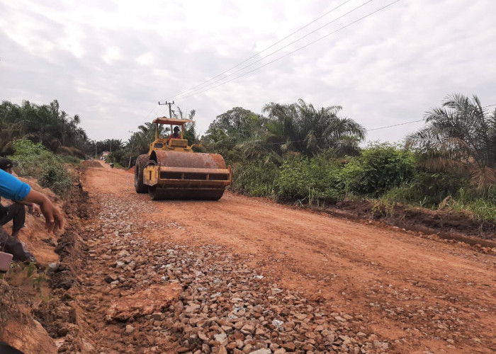 Jalan Poros Desa Sungai Gelam Mulai Diperbaiki