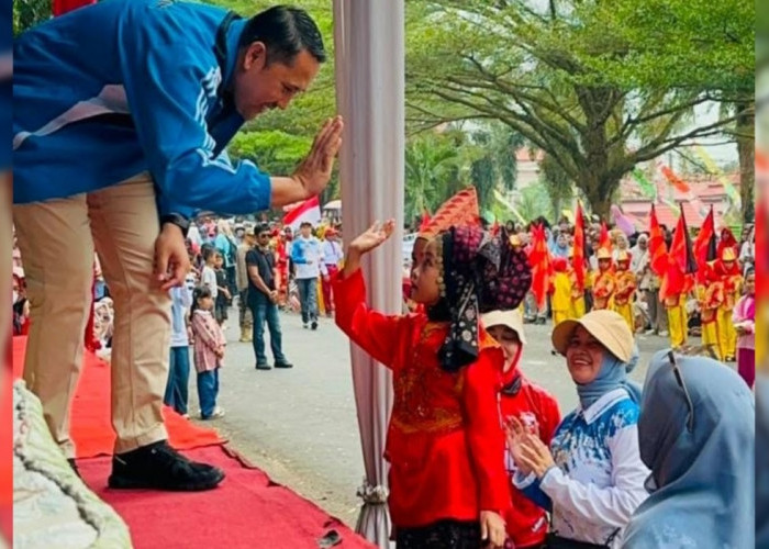 Bupati Merangin H M Syukur Dibuat Kagum Aksi Pasangan Pengantin Cilik saat Pawai HUT ke-81 RI