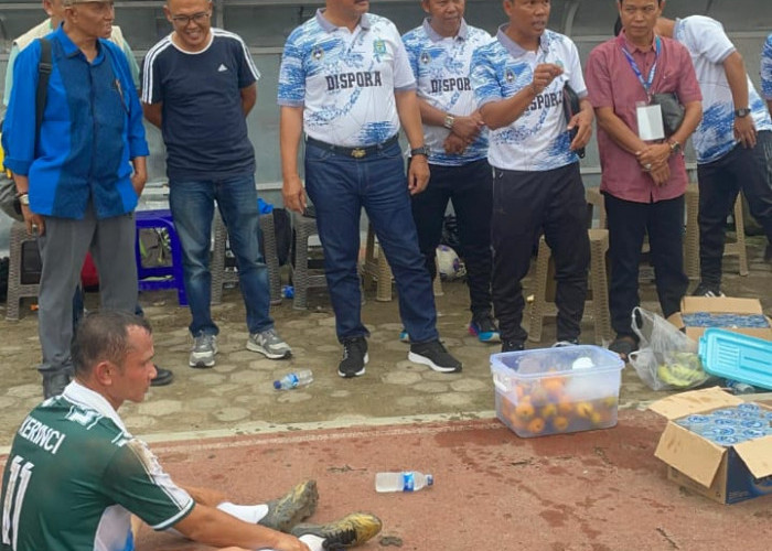 Pj Bupati Asraf Berikan Motivasi Ke Pemain Kerinci di Gubernur Cup 2025, Puji Perjuangan Anak Asuh Dartuni