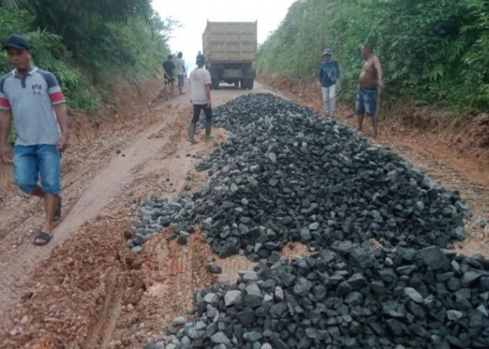 PTPN IV Regional 4 Bantu Perbaikan Jalan Lintas Tiga Desa di Kabupaten Batanghari