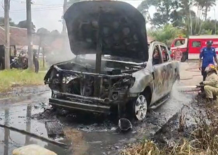 Diduga Akibat Korsleting, Satu Unit Mobil di Kumpeh Ulu Hangus Terbakar