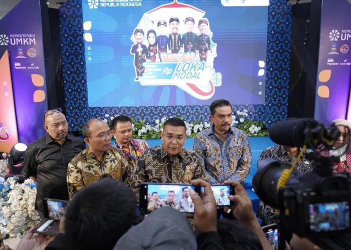 Serahkan Sertipikat ke Penggiat UMKM di Garut, Wamen Ossy Harap Masyarakat Dapat Kembangkan Usaha dan Tingkatk