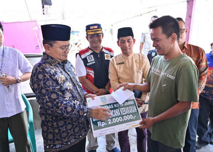 Wali Kota Maulana Temui Korban Kebakaran di Kenali Besar, Serahkan Bantuan dan Sampaikan Imbauan