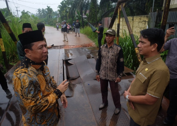 Bupati BBS Tinjau Kondisi Jembatan Air Hitam di Desa Kebun IX, Begini  Kata Bupati Muaro Jambi