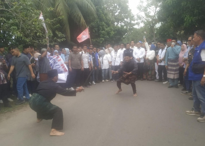 Disambut Atraksi Pencak Silat, Pasangan Romi-Sudirman Resmi Mendaftar Ke KPU Provinsi Jambi