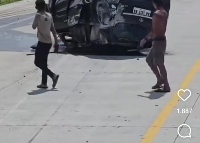 1 Unit Mobil Innova Terbalik di Tol Betejam,Pengelola Tol HK Sebut Karena Pecah Ban - Lokasi Sudah Dibersihkan