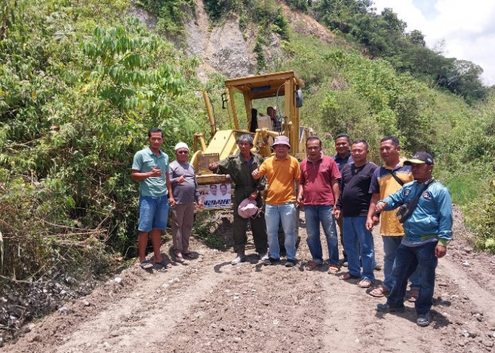 Beri Bukti Bukan Janji, DERAS Perbaiki Jalan Rusak di Kerinci, Warga: Terima Kasih Deri