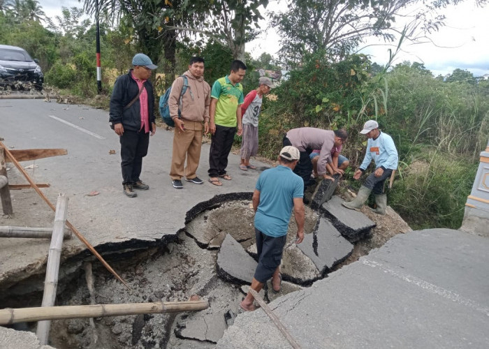 Jembatan Ambruk Jalan Hiang-Penawar Putus, PUPR Turun kelokasi