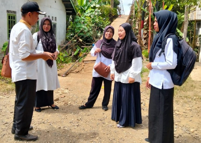 Sedang Diperbaiki, Guru dan Siswi  di Merangin Nekat Terobos Jembatan Rusak