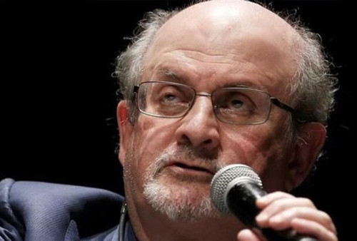 Salman Rushdie Diserang Secara Brutal Hingga Kritis, Iran Bersorak Merayakan