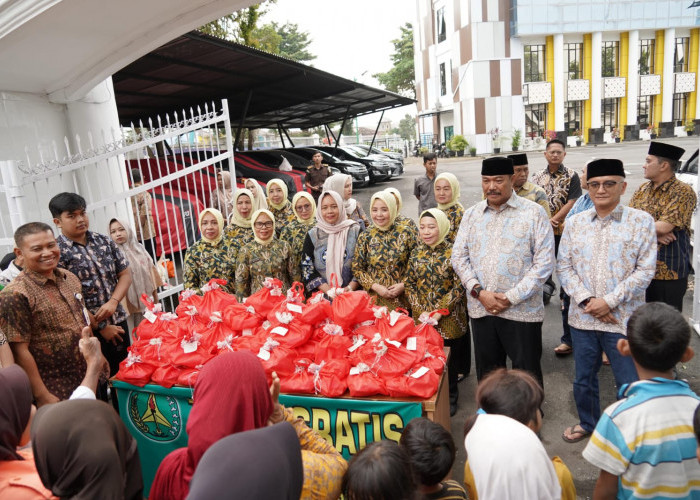 Kejati Jambi Bagi-bagi Takjil Kepada Masyarakat 