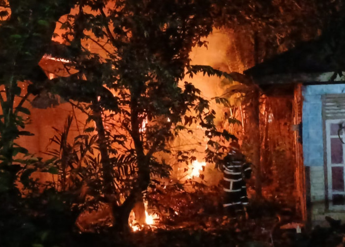 Diduga Korsleting Listrik, Dua Unit Bangunan Terbakar 