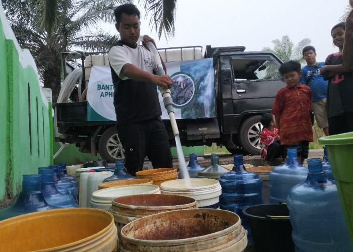 Krisis Air Makin Parah, Warga Rawa Pudak Rebutan Bantuan 4.000 Liter 