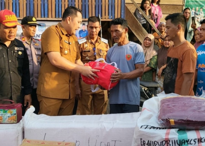Arungi Sungai Deras, Bupati H M Syukur Salurkan Bantuan Banjir