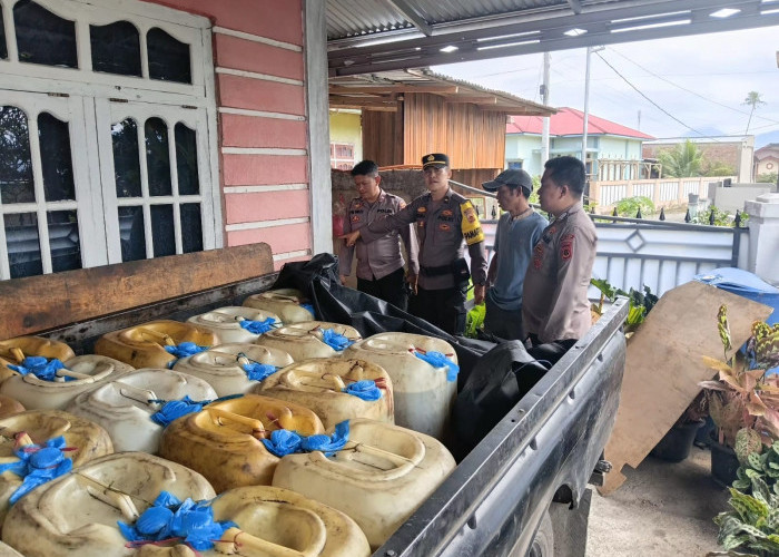 Polres Kerinci Bongkar Modus Solar Subsidi, Sita Puluhan Jerigen dan Dua Pelaku Diamankan 